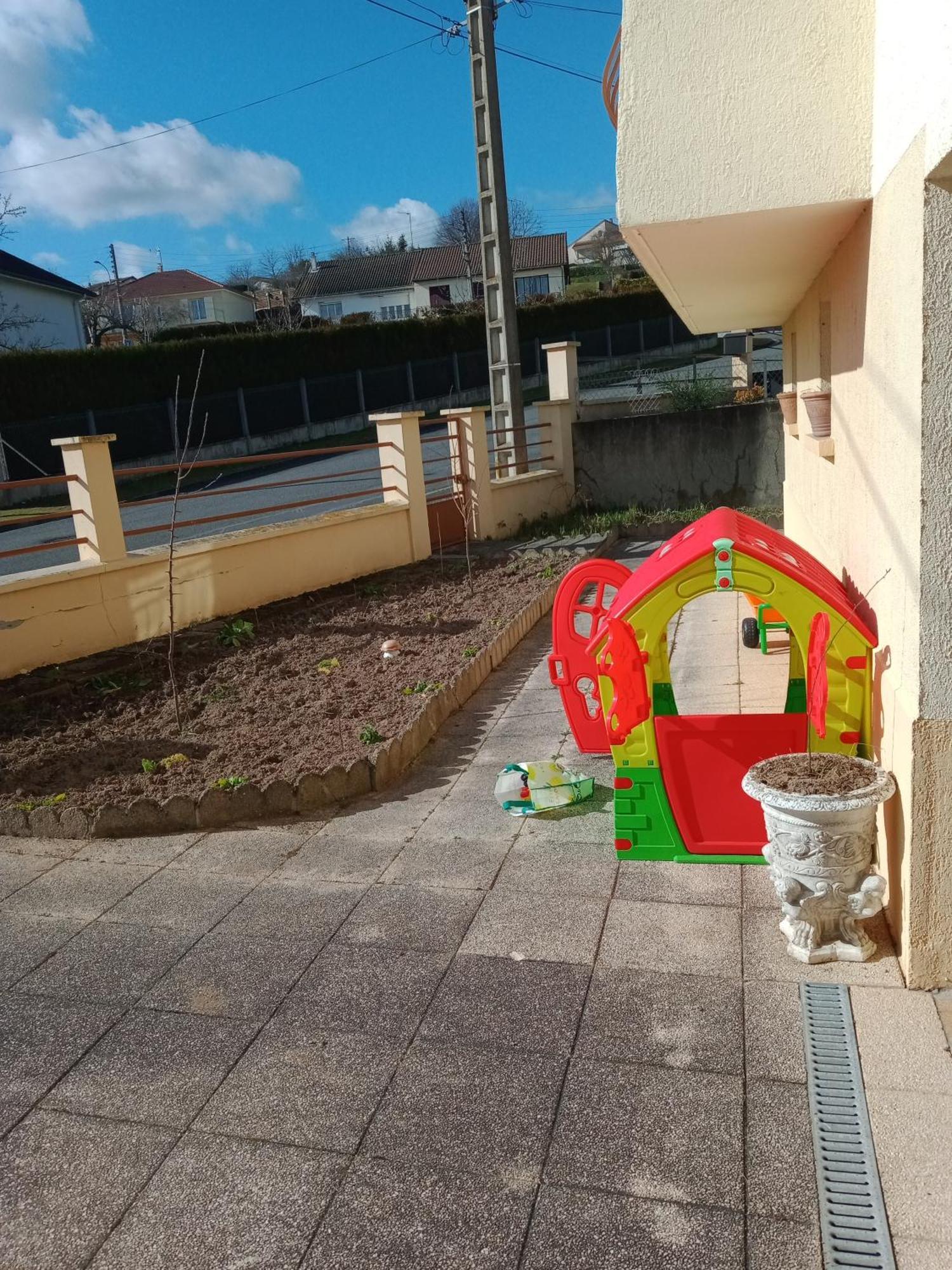 Maison Entiere Avec Parking, Garage Et Jardin Montluçon Quarto foto